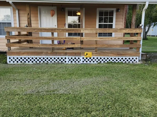 7733 Carter Rd, Moss Point, MS 39562