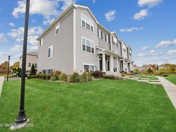 2330 Aurora Dr, Pingree Grove, IL 60140