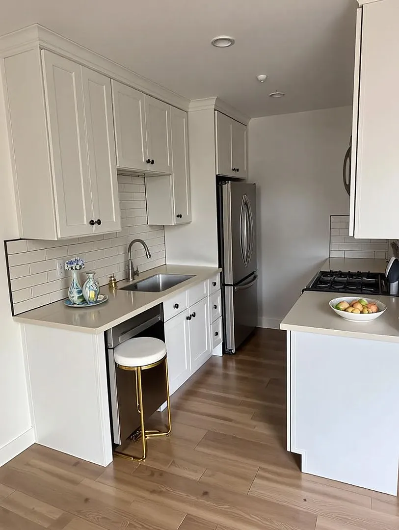 Newly renovated One Bedroom One Bathroom Apartment — Photo 4