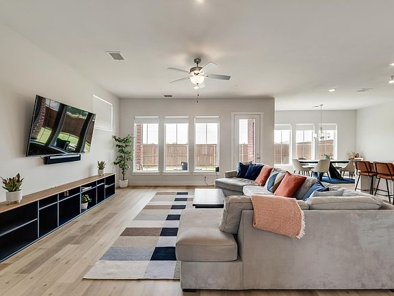 4th image of 623 Verrine Way