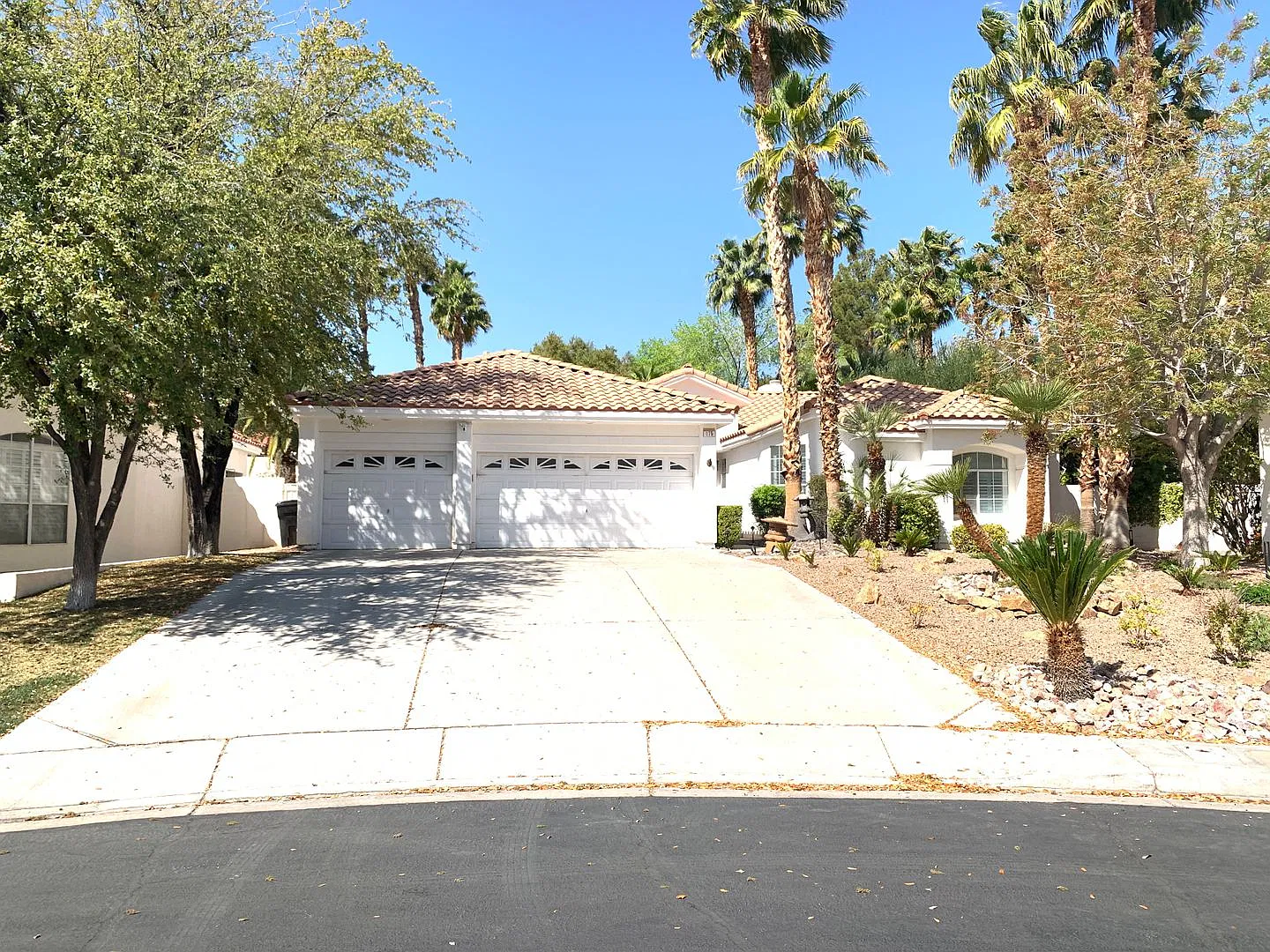 Green Valley Gem with Large Pool, 4 bedrooms, and 3 car garage — Photo 2