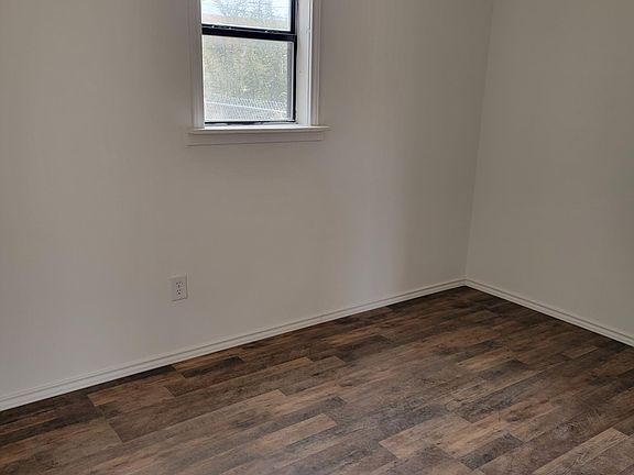 4th image of 915 Ross St
