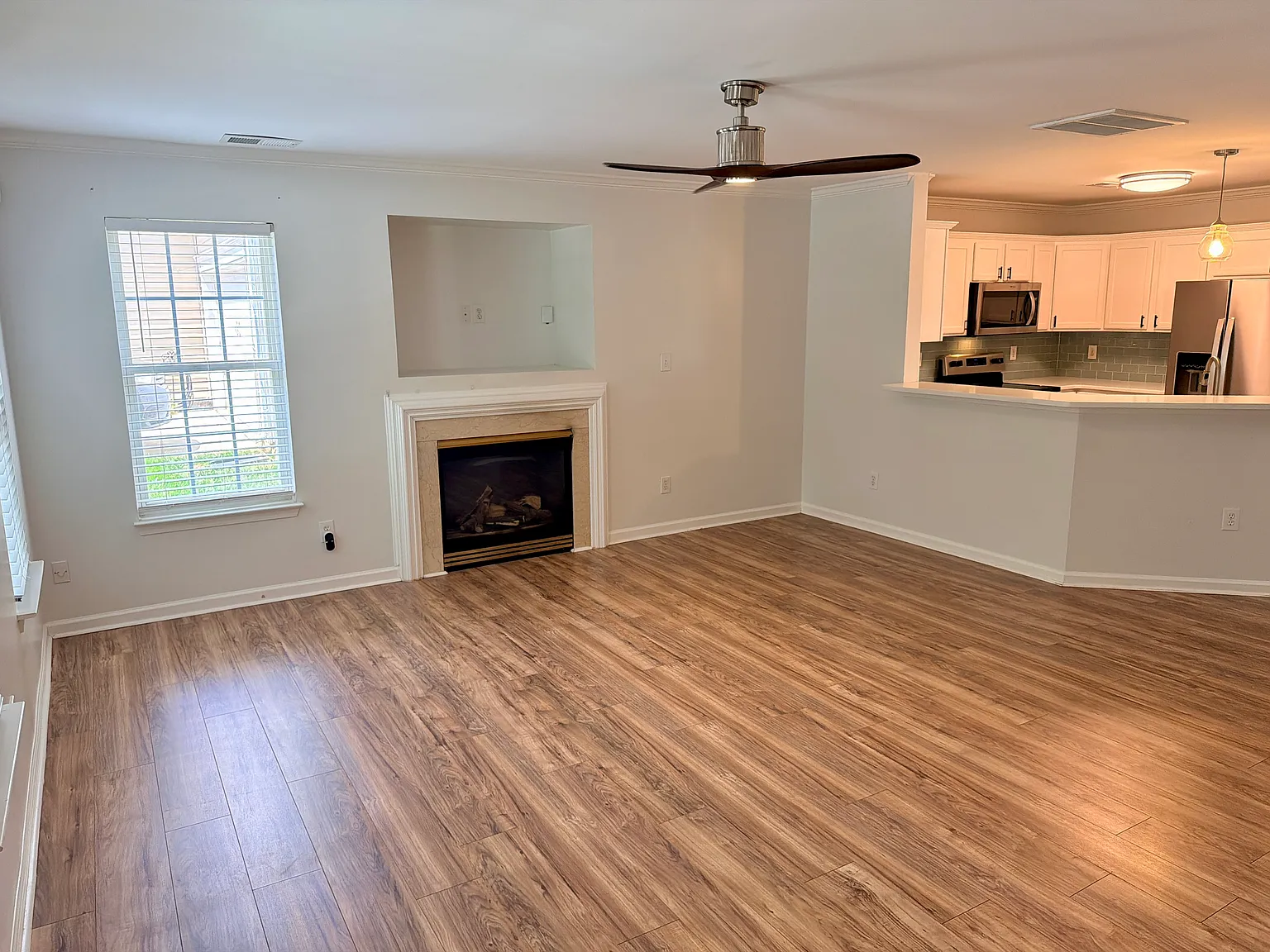 3 bed, 2.5 bath, 1662 sqft, $2,295 — Photo 2