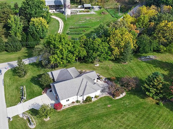 3rd image of 1370 Connemara Ln