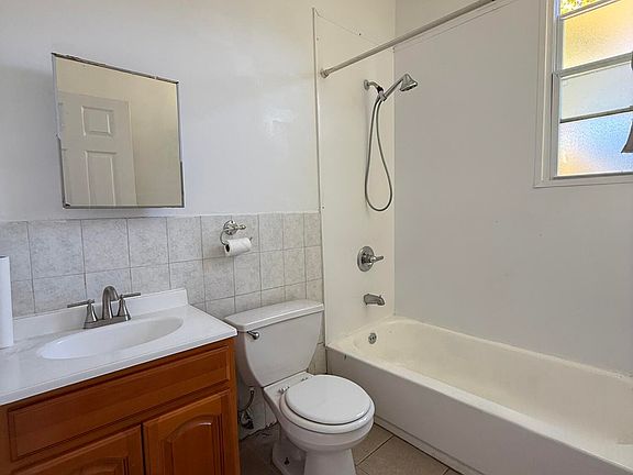 4th image of 243 Jewett Ave #1