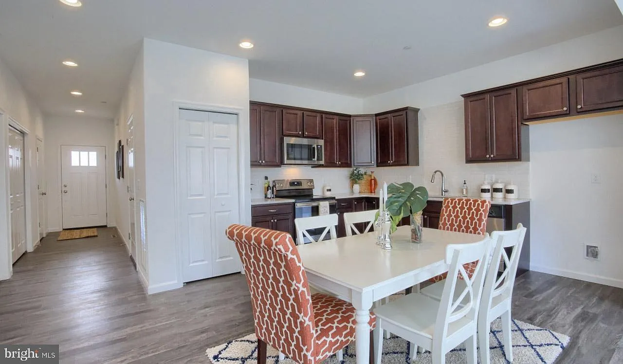3 bed, 2.5 bath, 1849 sqft, $2,295 — Photo 3