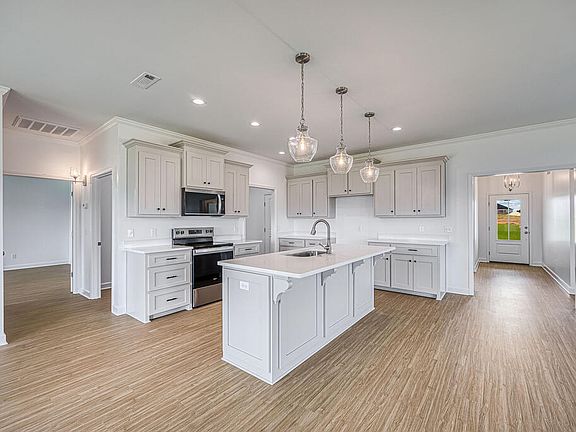 4th image of 736 Tremont Cir