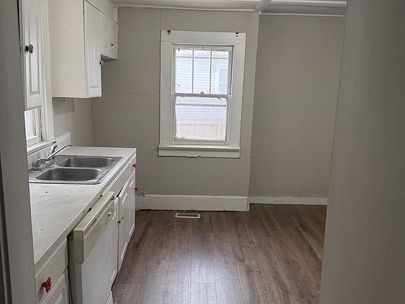 4th image of 303 Macmillan Ave N