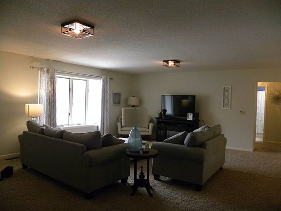 3rd image of 705 W Diane Ct