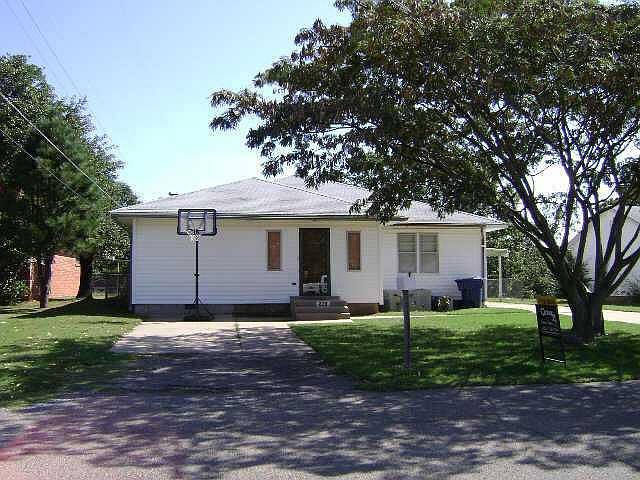1st image of 220 Landsaw Dr