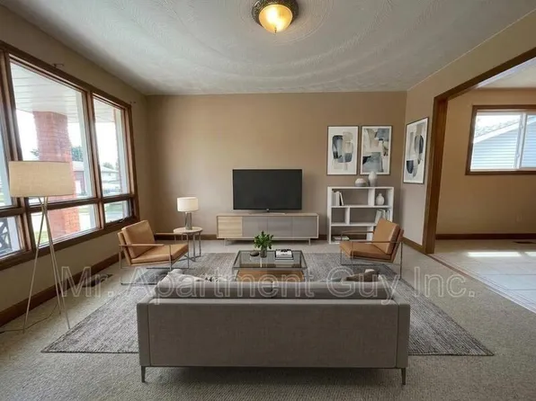 10 Homeland Ave, Hamilton, ON L8E 4X2