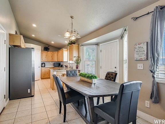 4th image of 1038 N Mustang Ln