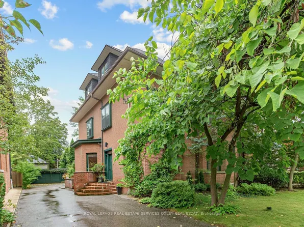 105 Roxborough St E, Toronto, ON M4W 1V9