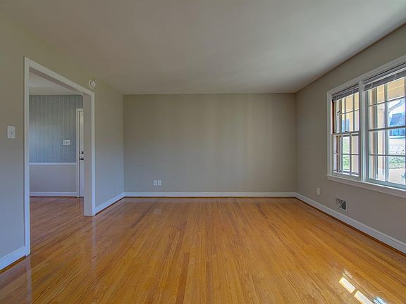 4th image of 712 Sanhill Dr
