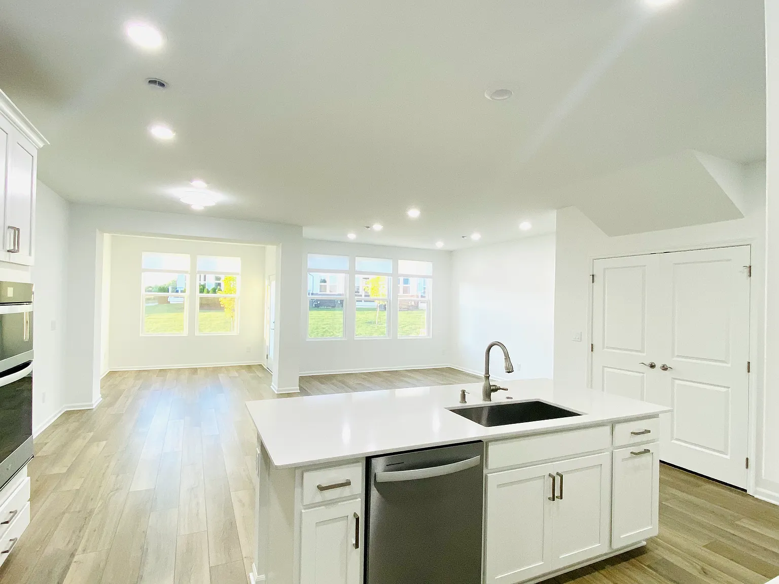 3 bed, 2.5 bath, 2083 sqft, $3,200 — Photo 3