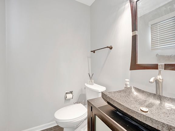 4th image of 1128 E Wilson Ave Unit 1128