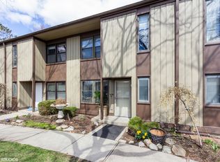 616 N Hough St #A, Barrington, IL 60010