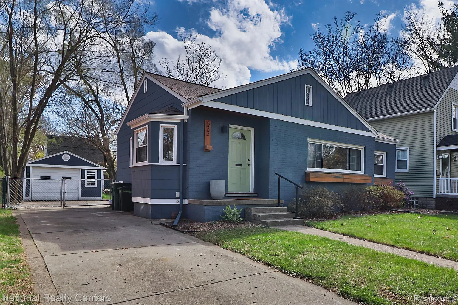 633 Leroy St photo 1