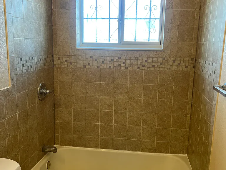 2332 Tremont Ave — Photo 7