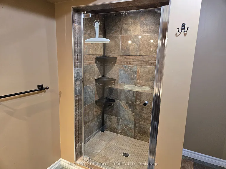 105 Chieftain Cres #BACHELOR — Photo 8