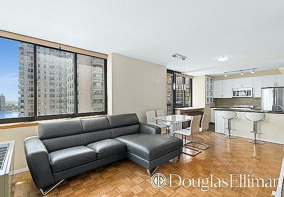 3rd image of 250 E 40th St APT 24E