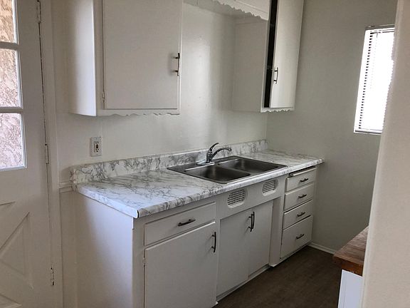 3rd image of 12213 Moorpark St
