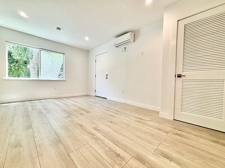 566 N Kenmore Ave #3 — Photo 7