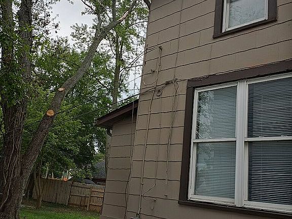 3rd image of 2483 Parkwood Ave