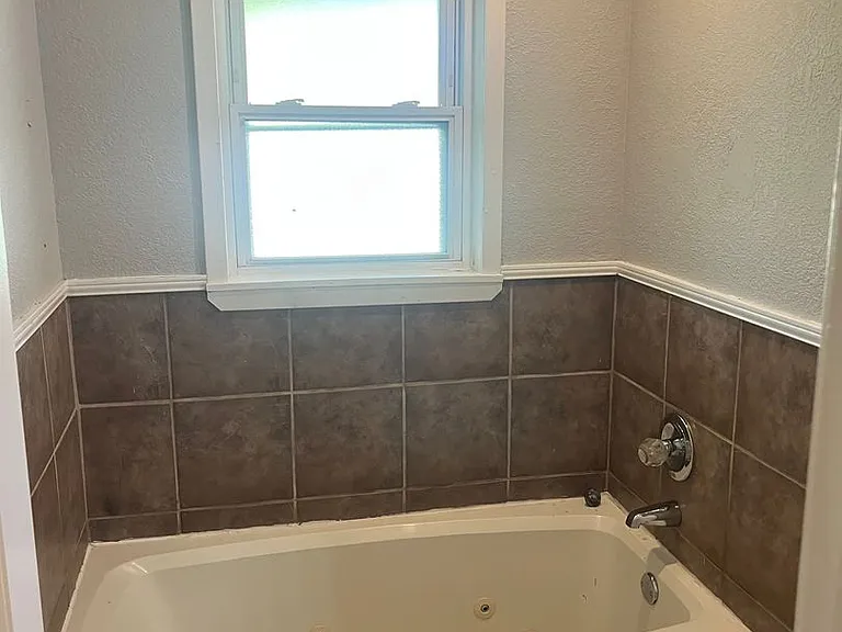 610 N Fir St — Photo 24