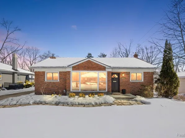 31060 E Rutland St, Beverly Hills, MI 48025