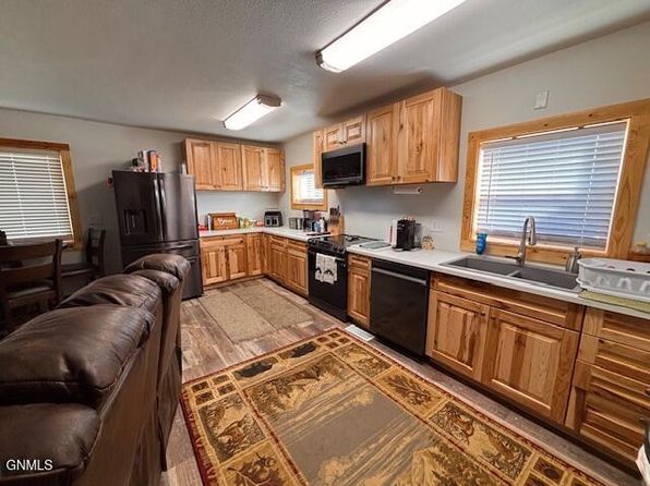 422 S Jackson St, Plentywood, MT 59254