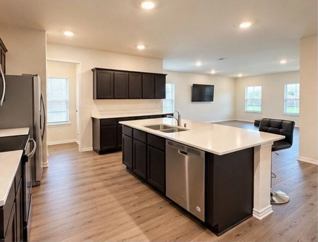 4 bed, 2.0 bath, 2106 sqft, $2,200 — Photo 2