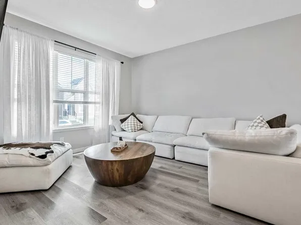 68 Wolf Gate, Okotoks, AB T1S 5T9