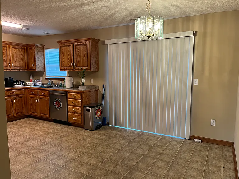 1302 Cloverleaf Ct — Photo 4