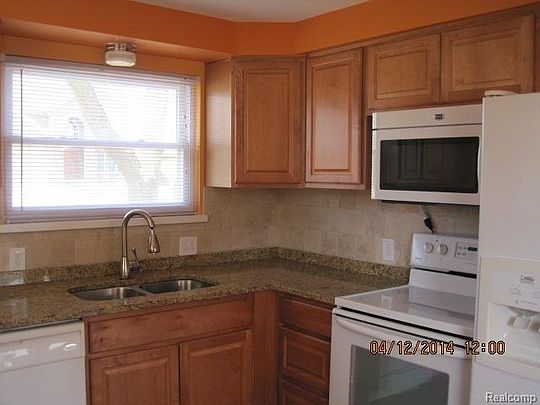 4th image of 18332 Melvin St