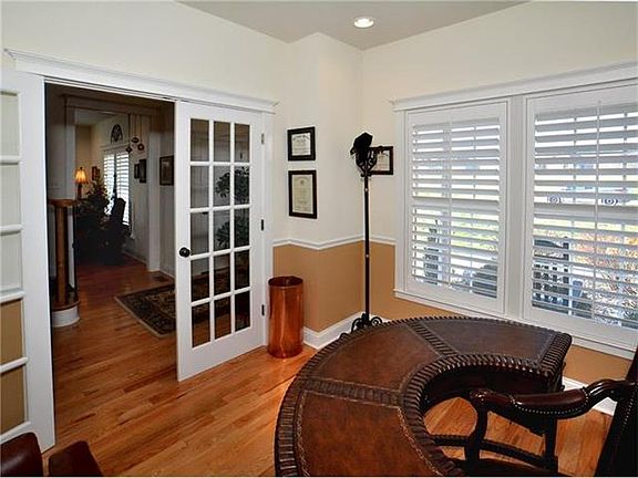 4th image of 129 Chelsea Dr