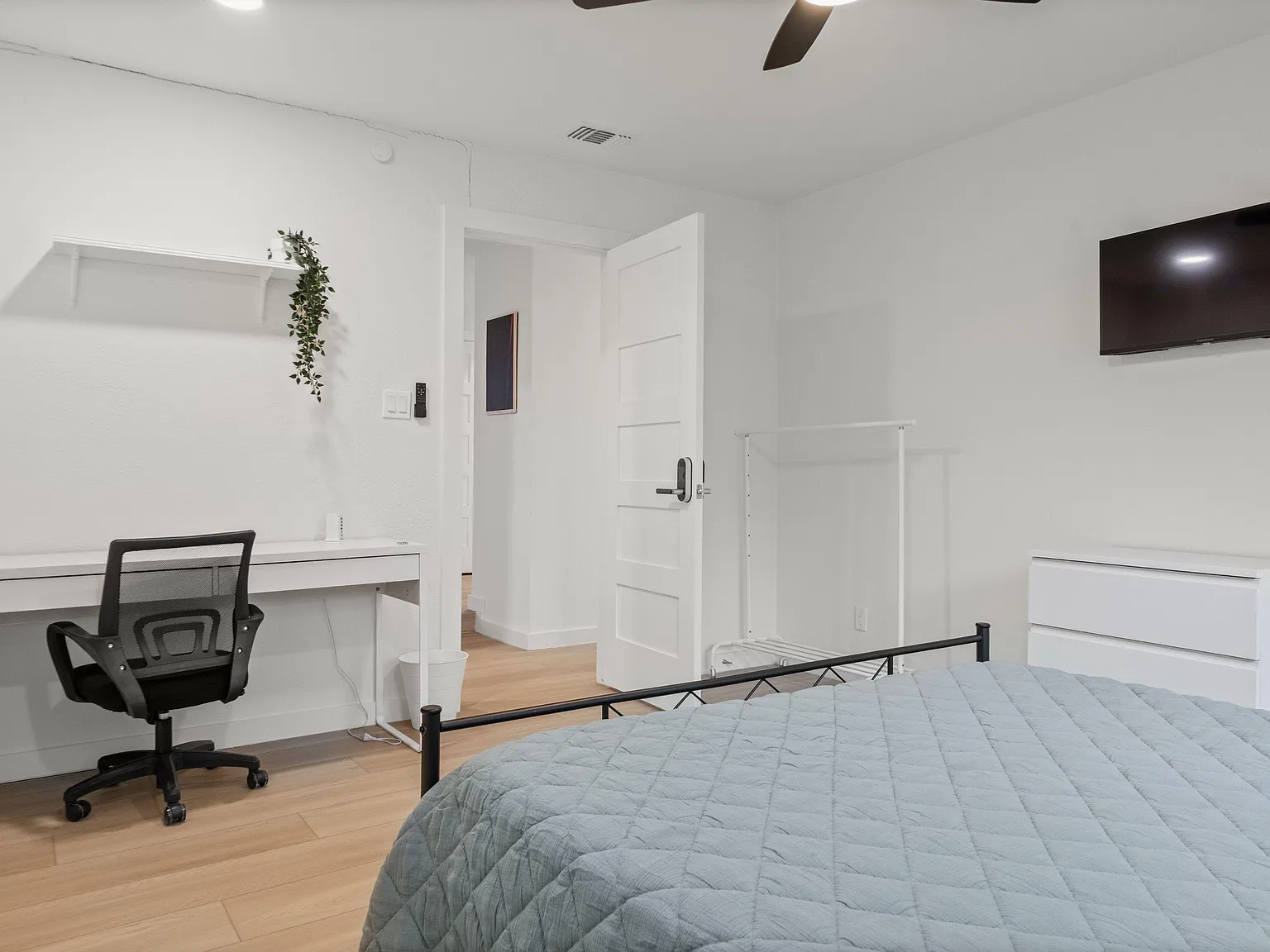 4 bed, 2.0 bath, 2000 sqft, $905 — Photo 1