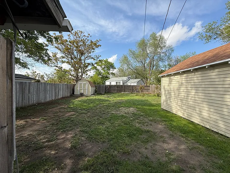 313 W 15th St — Photo 14