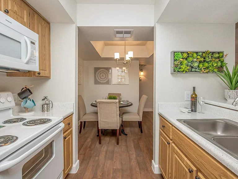 Sun Creek Apartments — Photo 40