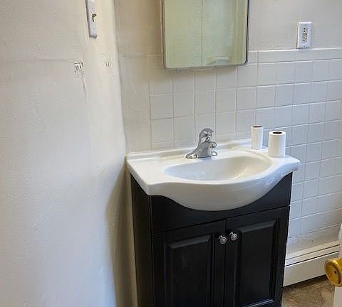 5th image of 218 Forster St APT 3