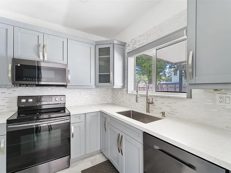 379 NE 31st Ave — Photo 9
