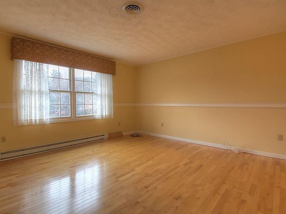 3rd image of 410 Clark Dr