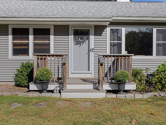 3rd image of 39 E Charlton Rd