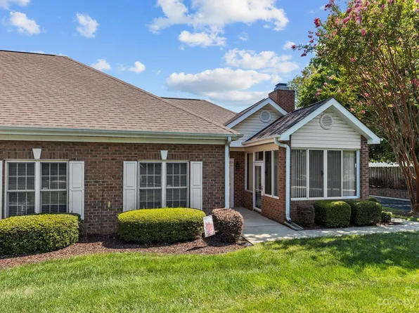 10316 Park Willow Dr, Charlotte, NC 28210