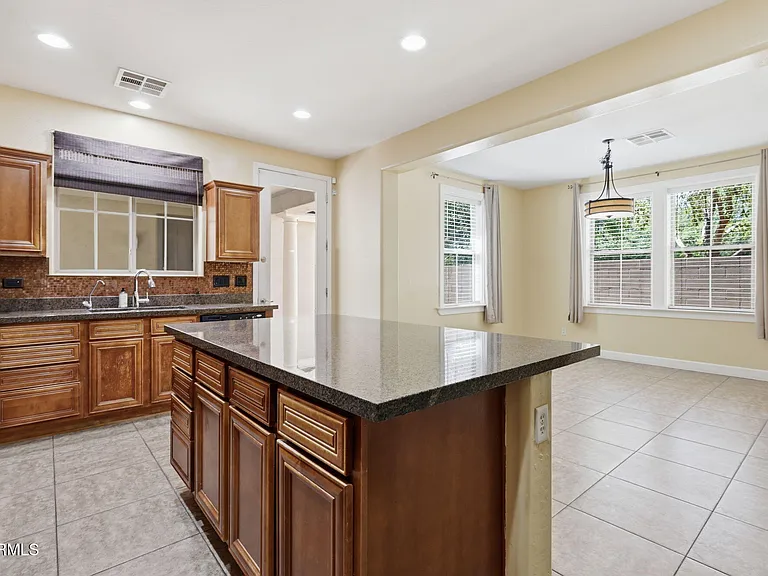 15372 W Dahlia Dr — Photo 3