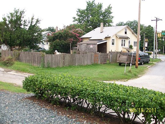 Back side of lot, 5 cars outside fence