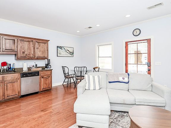 4th image of 125 Orleans Oak Ln