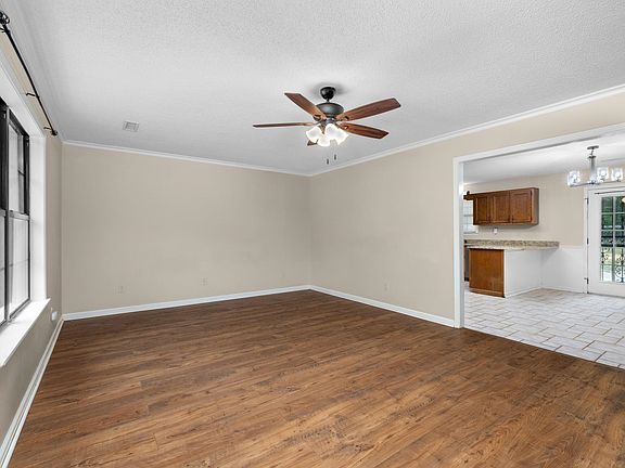 5th image of 94 Karen St