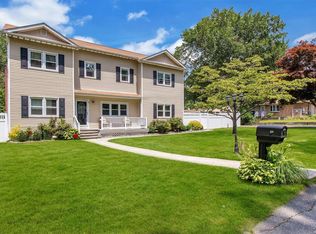 31 Beverly Rd, Lake Grove, NY 11755