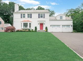 41 Strickland Pl, Manhasset, NY 11030